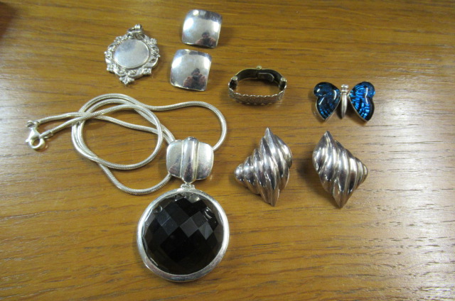 BOX OF SILVER JEWELLERY Image