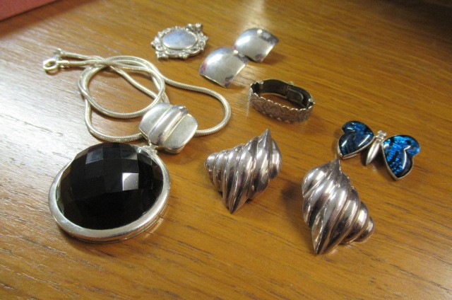 BOX OF SILVER JEWELLERY Image