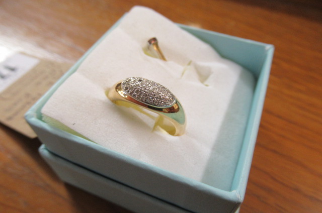 DIAMOND AND 18CT GOLD RING  (LACKS ONE DIAMOND) Image