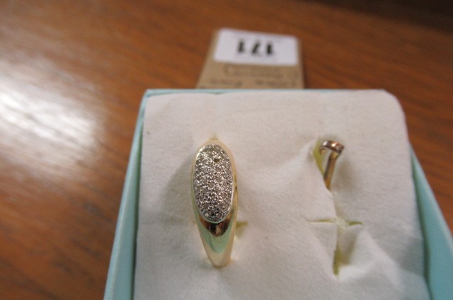 DIAMOND AND 18CT GOLD RING  (LACKS ONE DIAMOND) Image