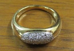 DIAMOND AND 18CT GOLD RING  (LACKS ONE DIAMOND) Image