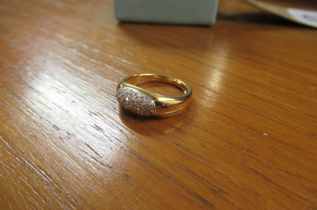 DIAMOND AND 18CT GOLD RING  (LACKS ONE DIAMOND) Image