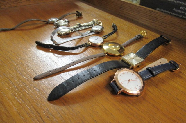 BOX OF LADY'S WATCHES Image
