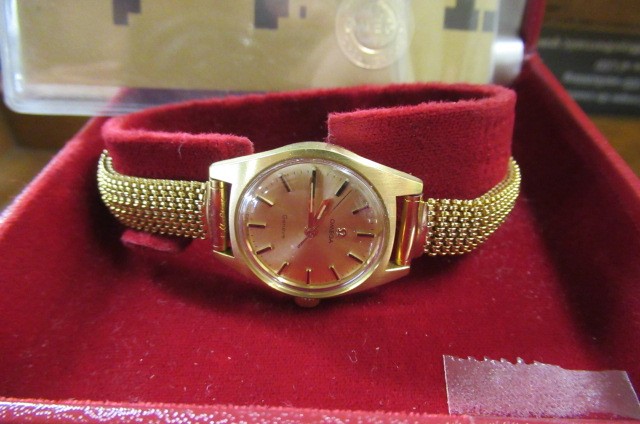 LADY'S OMEGA WRISTWATCH WITH GUARANTEE AND BOX Image