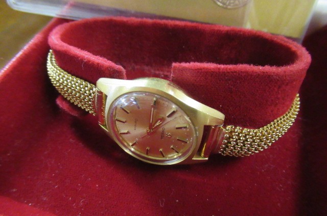 LADY'S OMEGA WRISTWATCH WITH GUARANTEE AND BOX Image