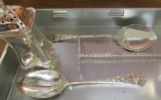 FIVE SILVER ITEMS INCLUDING A PUSHER Image