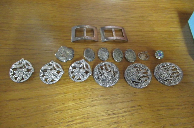 BOX OF SILVER BUTTONS ETC Image