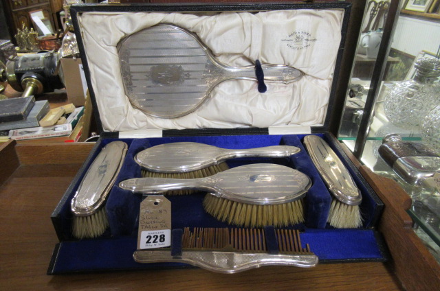 SILVER DRESSING TABLE SET Image