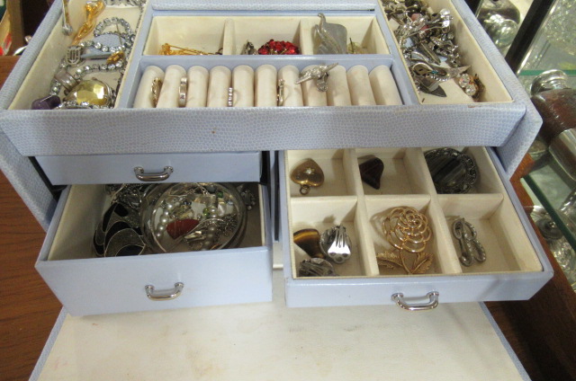 BOX OF COSTUME JEWELLERY Image
