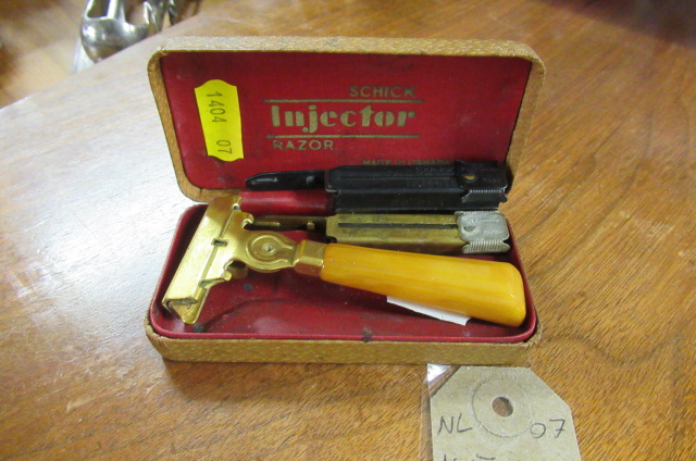 VINTAGE RAZOR WITH AMBER HANDLE Image