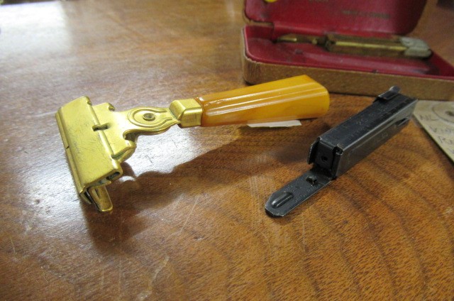 VINTAGE RAZOR WITH AMBER HANDLE Image