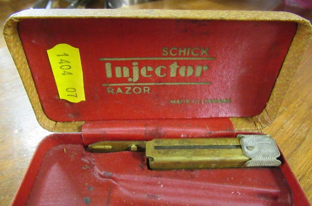 VINTAGE RAZOR WITH AMBER HANDLE Image