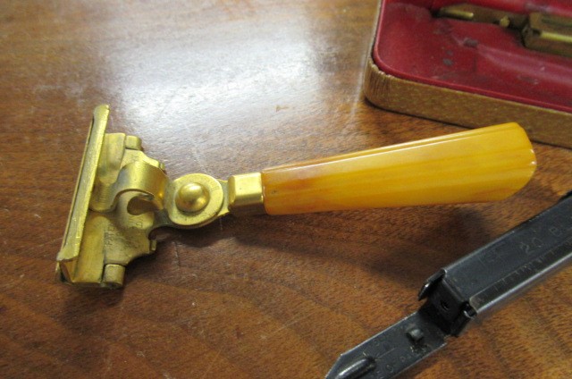 VINTAGE RAZOR WITH AMBER HANDLE Image