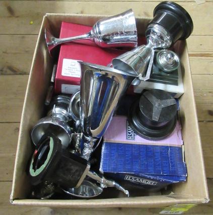 BOX OF METALWARE INCLUDING PEWTER TANKARDS Image