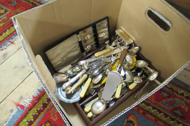BOX OF CUTLERY INCLUDING SOUVENIR SPOONS ETC Image