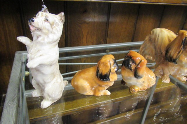 THREE ROYAL DOULTON PEKINGESE DOGS AND TWO OTHERS Image