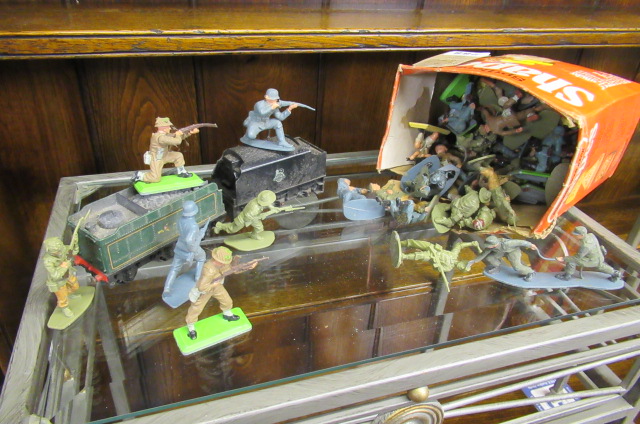 QUANTITY OF TOY SOLDIERS ETC Image