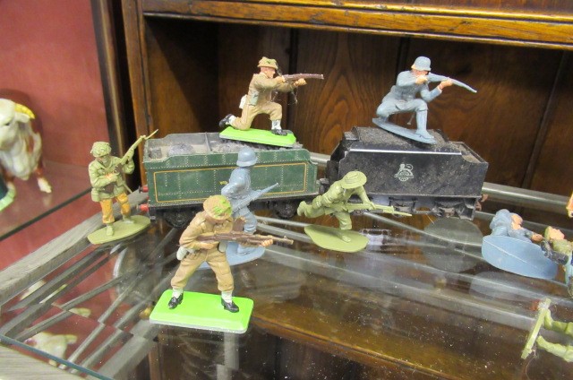 QUANTITY OF TOY SOLDIERS ETC Image