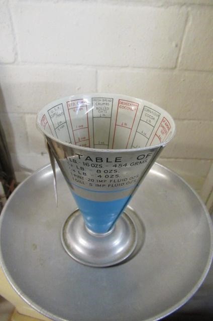 KITWAY RETRO KITCHEN SCALES AND MEASURE Image