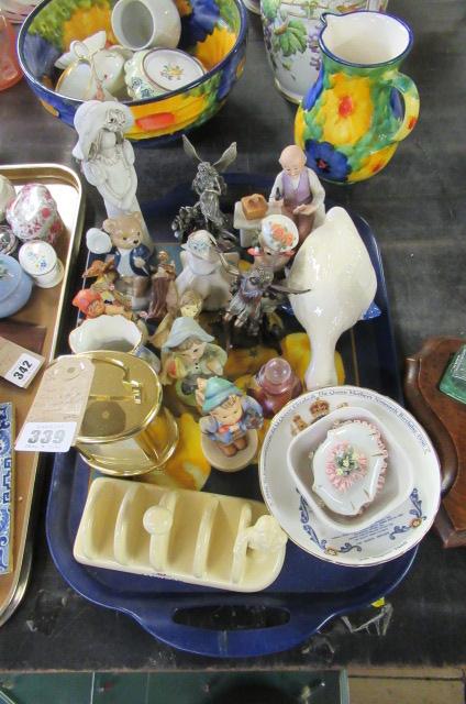 TRAY OF FIGURES AND COLLECTABLES INCLUDING GOEBEL ETC Image