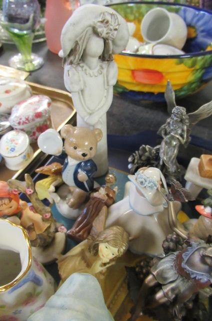 TRAY OF FIGURES AND COLLECTABLES INCLUDING GOEBEL ETC Image