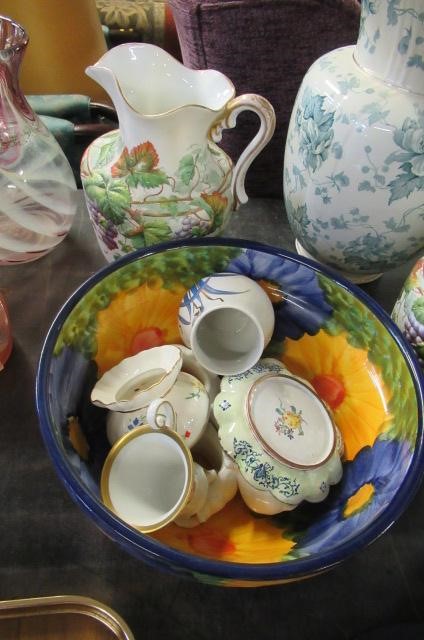 QUANTITY OF CERAMICS INCLUDING JUGS ETC Image