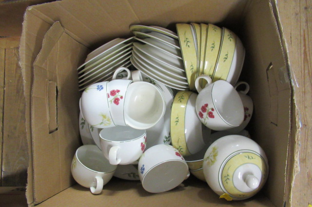 BOX OF ASSORTED BOTANICS DINNERWARE Image