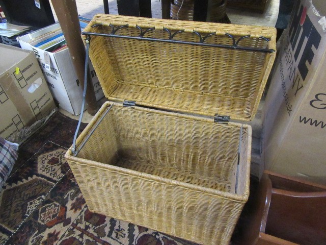 WICKER BASKET AND MAGAZINE RACK Image