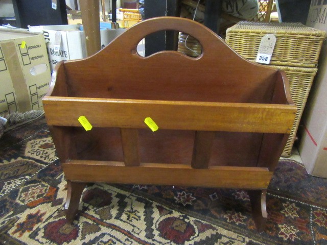 WICKER BASKET AND MAGAZINE RACK Image