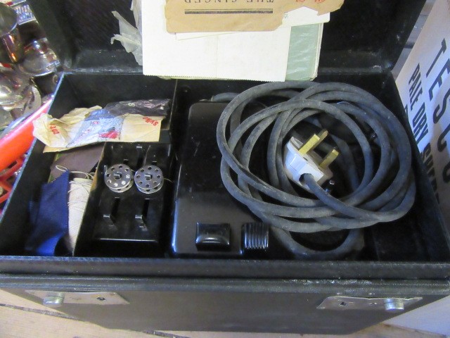 CASED SINGER SEWING MACHINE Image