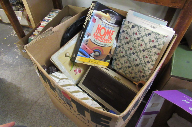 BOX OF MISCELLANEOUS ITEMS Image
