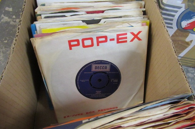 TWO BOXES OF MAINLY 1970'S SINGLE RECORDS  Image