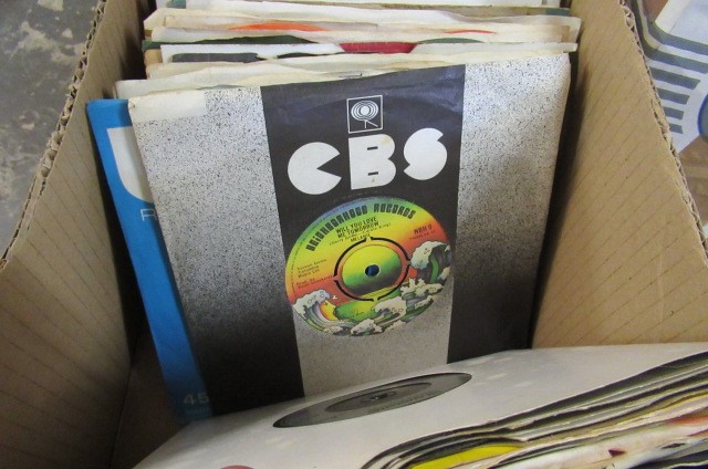 TWO BOXES OF MAINLY 1970'S SINGLE RECORDS  Image