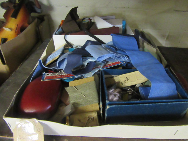 SMALL BOX OF SEWING ITEMS Image
