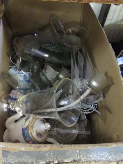 BOX OF MISCELLANEOUS INCLUDING GLASS VASES ETC Image