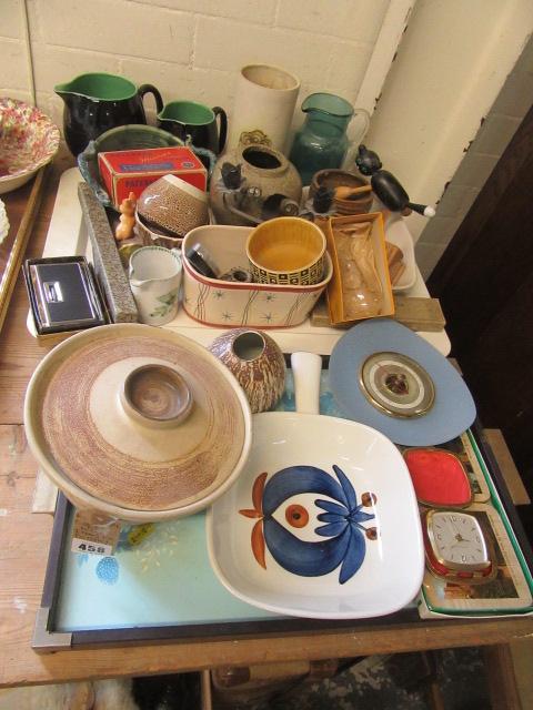 QUANTITY OF RETRO ITEMS INCLUDING POTTERY Image
