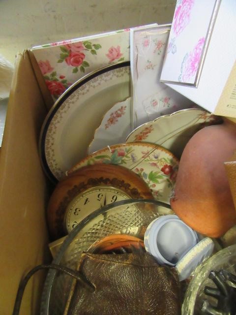 BOX OF MISCELLANEOUS ITEMS INCLUDING SOFT TOY Image