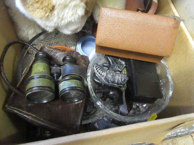 BOX OF MISCELLANEOUS ITEMS INCLUDING SOFT TOY Image