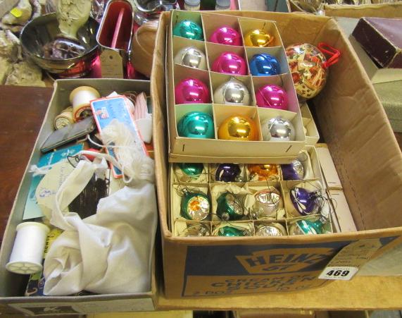 BOX OF VINTAGE SEWING ITEMS AND CHRISTMAS DECORATIONS Image