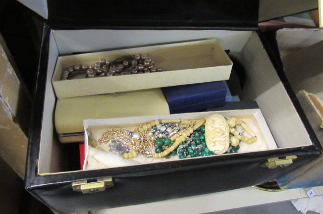 BOX OF COSTUME JEWELLERY Image