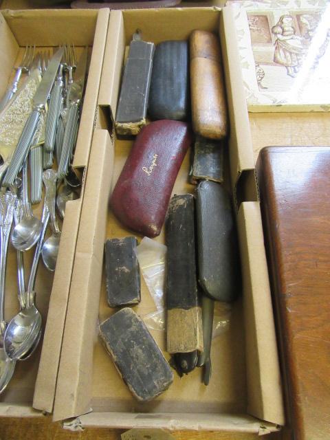 BOX OF COLLECTABLES INCLUDING RAZORS AND SPECTACLES Image