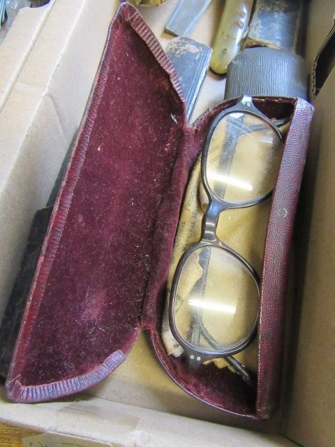 BOX OF COLLECTABLES INCLUDING RAZORS AND SPECTACLES Image