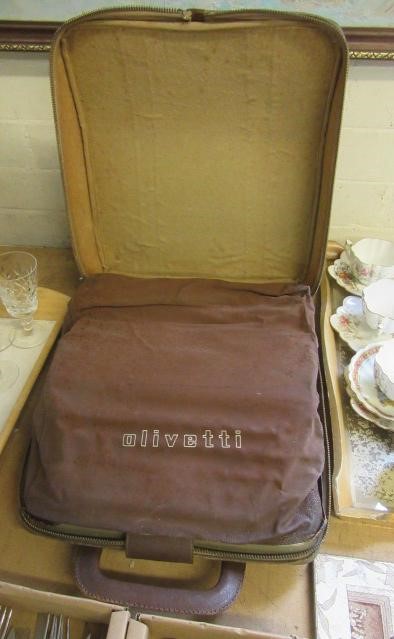 CASED LETTERA 22 TYPEWRITER Image