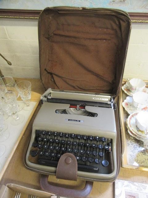 CASED LETTERA 22 TYPEWRITER Image