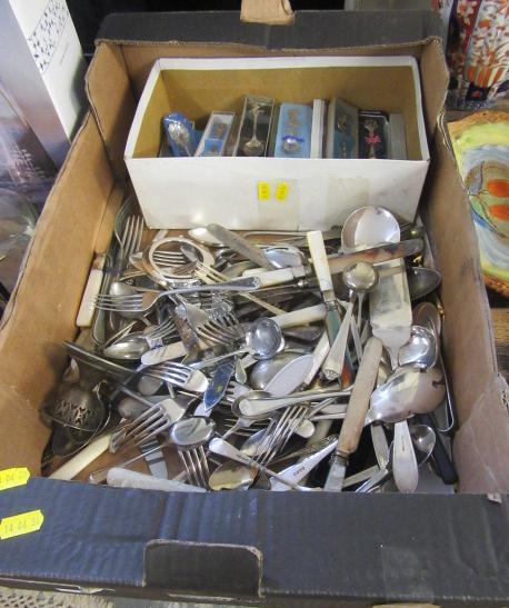 BOX OF CUTLERY INCLUDING SOUVENIR SPOONS Image