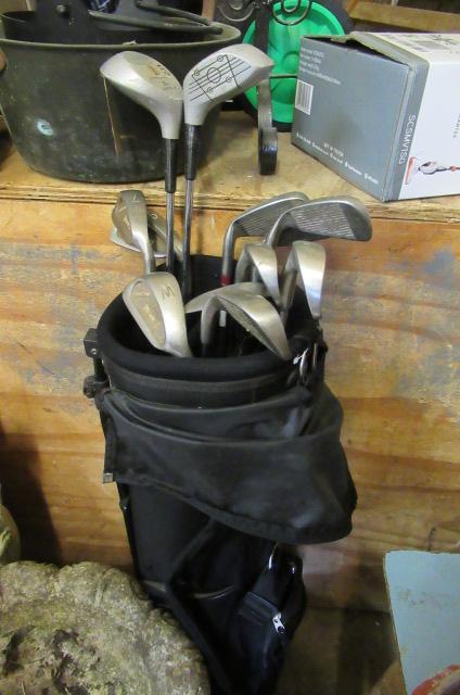 BAG OF GOLF CLUBS Image