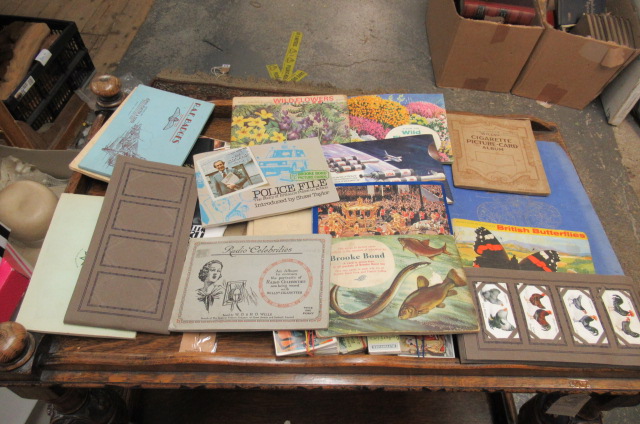QUANTITY OF CIGARETTE CARDS Image