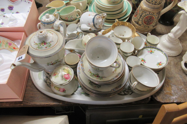 TRAY OF CHINA AND TWO BOXED CUPS AND SAUCERS Image