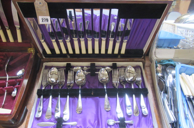 OAK CANTEEN OF CUTLERY Image