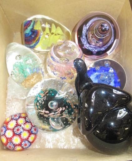 BOX OF GLASS PAPERWEIGHTS INCLUDING CAITHNESS Image
